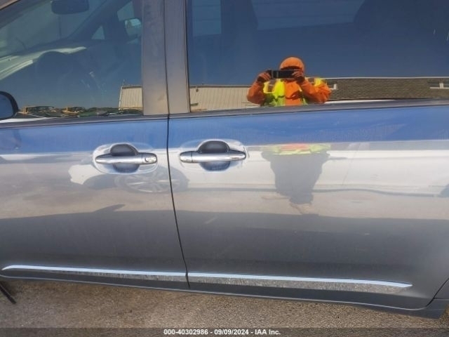 Car Image 2017 TOYOTA SIENNA