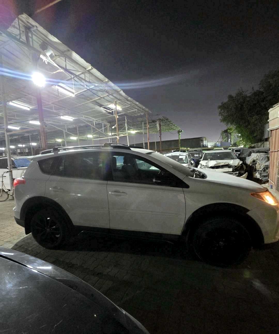 Car Image 2018 TOYOTA RAV4