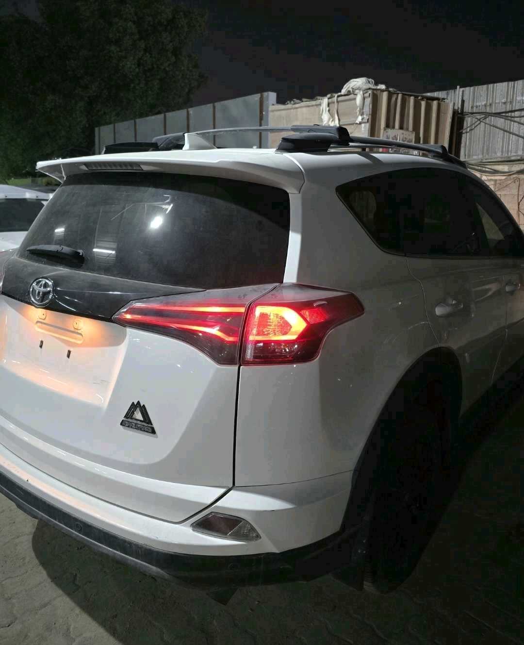 Car Image 2018 TOYOTA RAV4