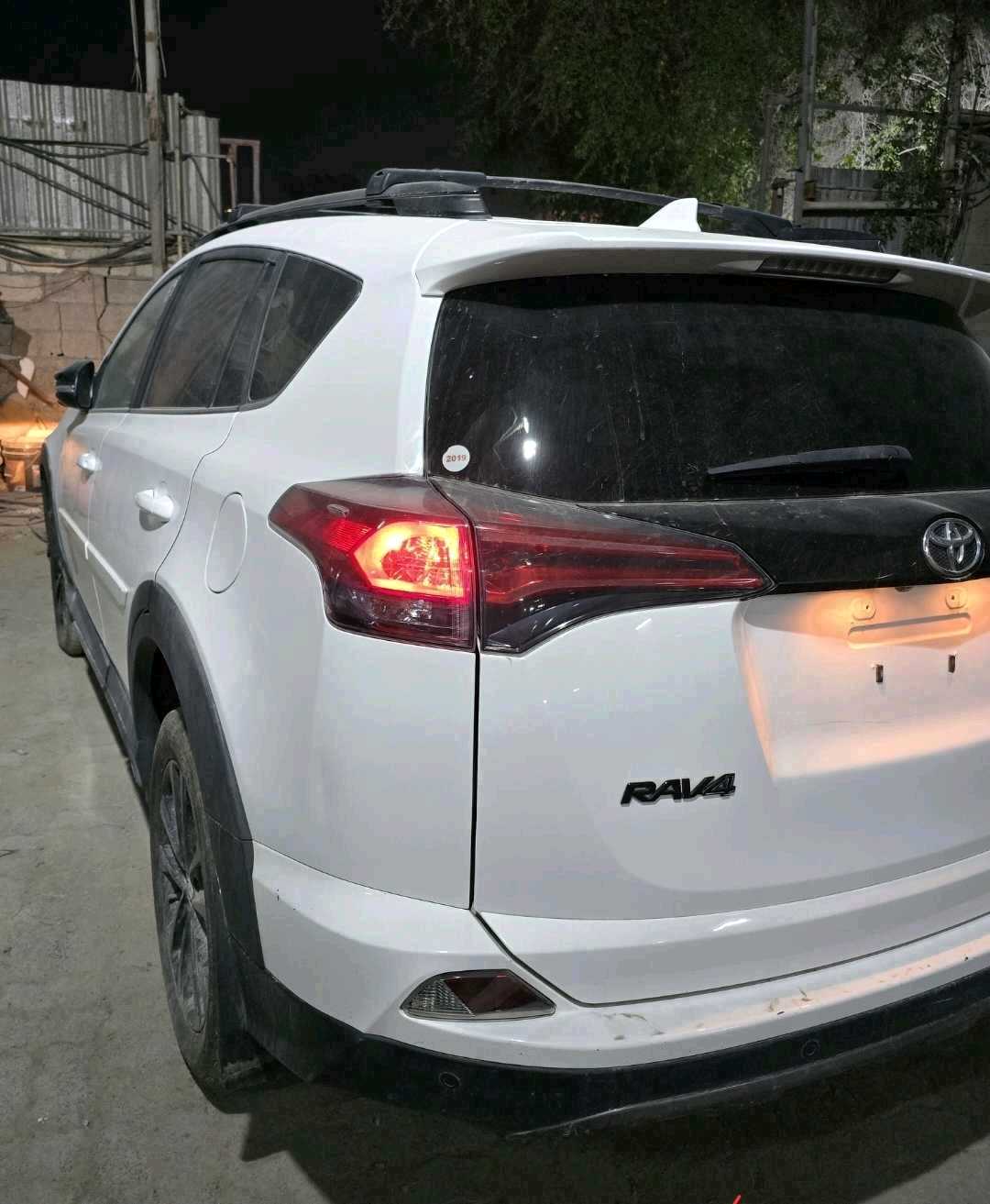 Car Image 2018 TOYOTA RAV4