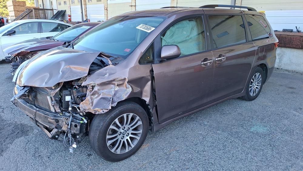 Car Image 2019 TOYOTA SIENNA