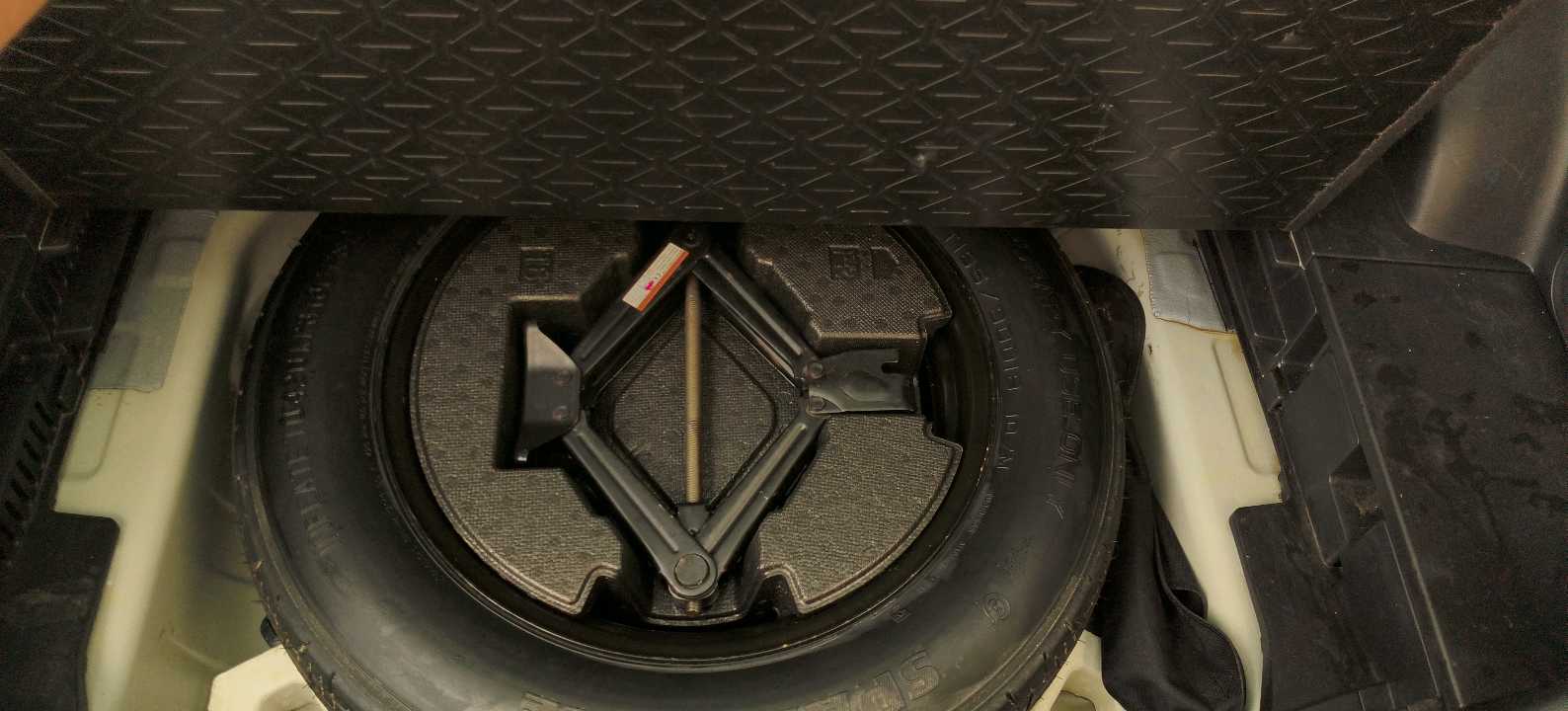 Car Image 2019 TOYOTA RAV4 XLE