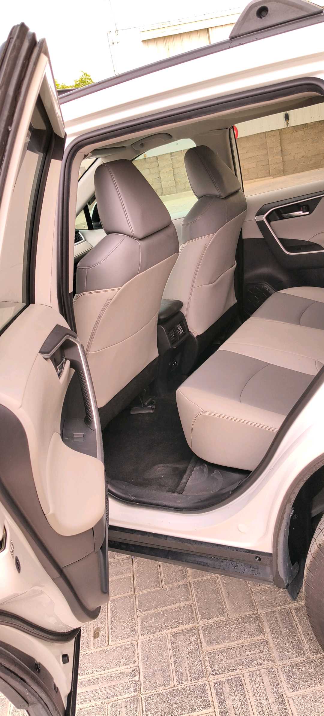 Car Image 2019 TOYOTA RAV4 XLE
