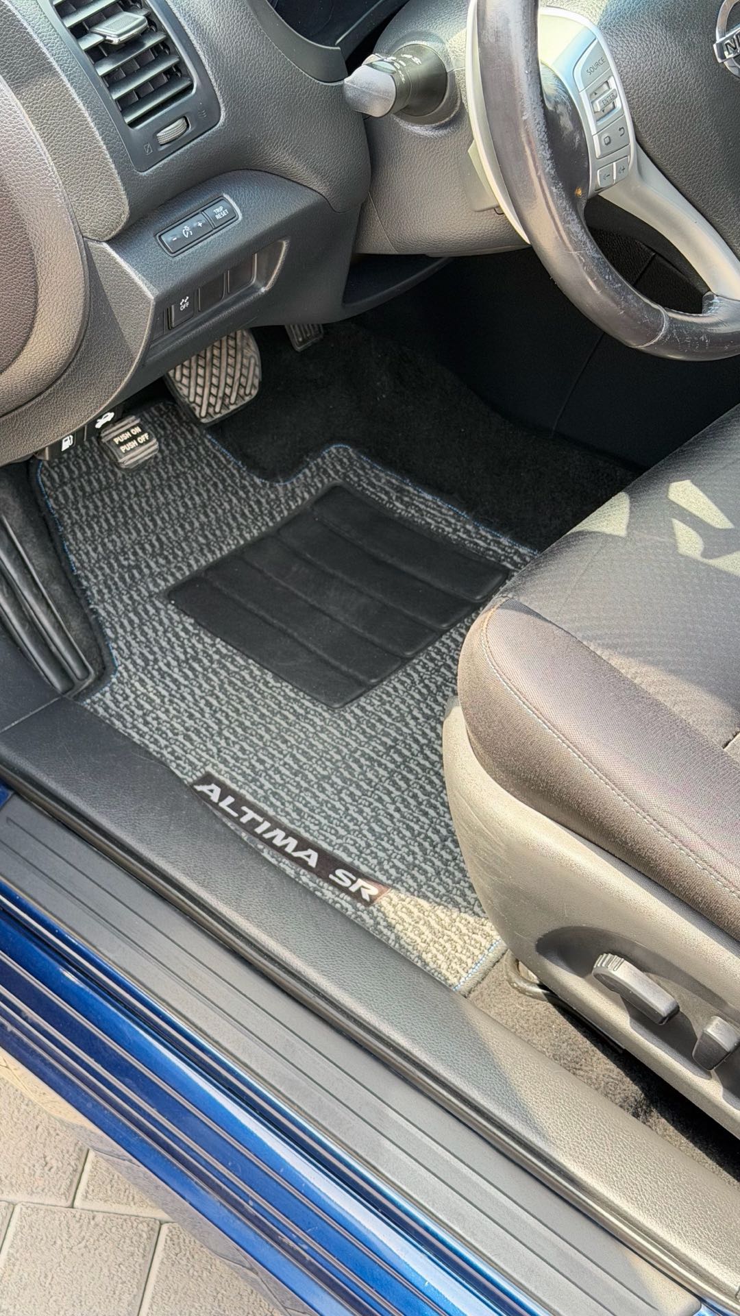 Car Image 2017 NISSAN ALTIMA SR