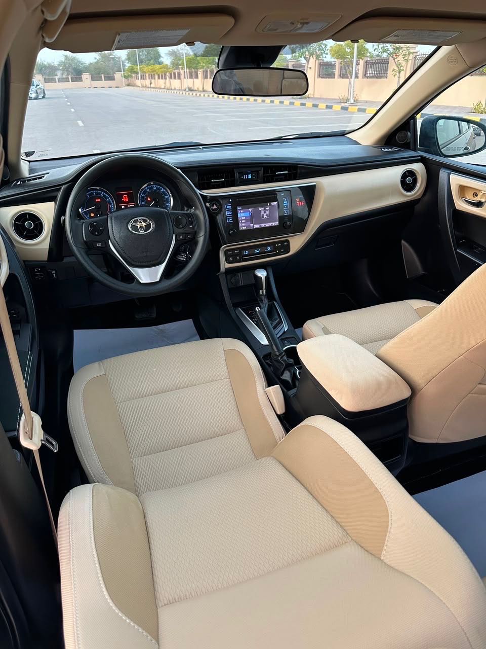 Car Image 2018 TOYOTA COROLLA LE