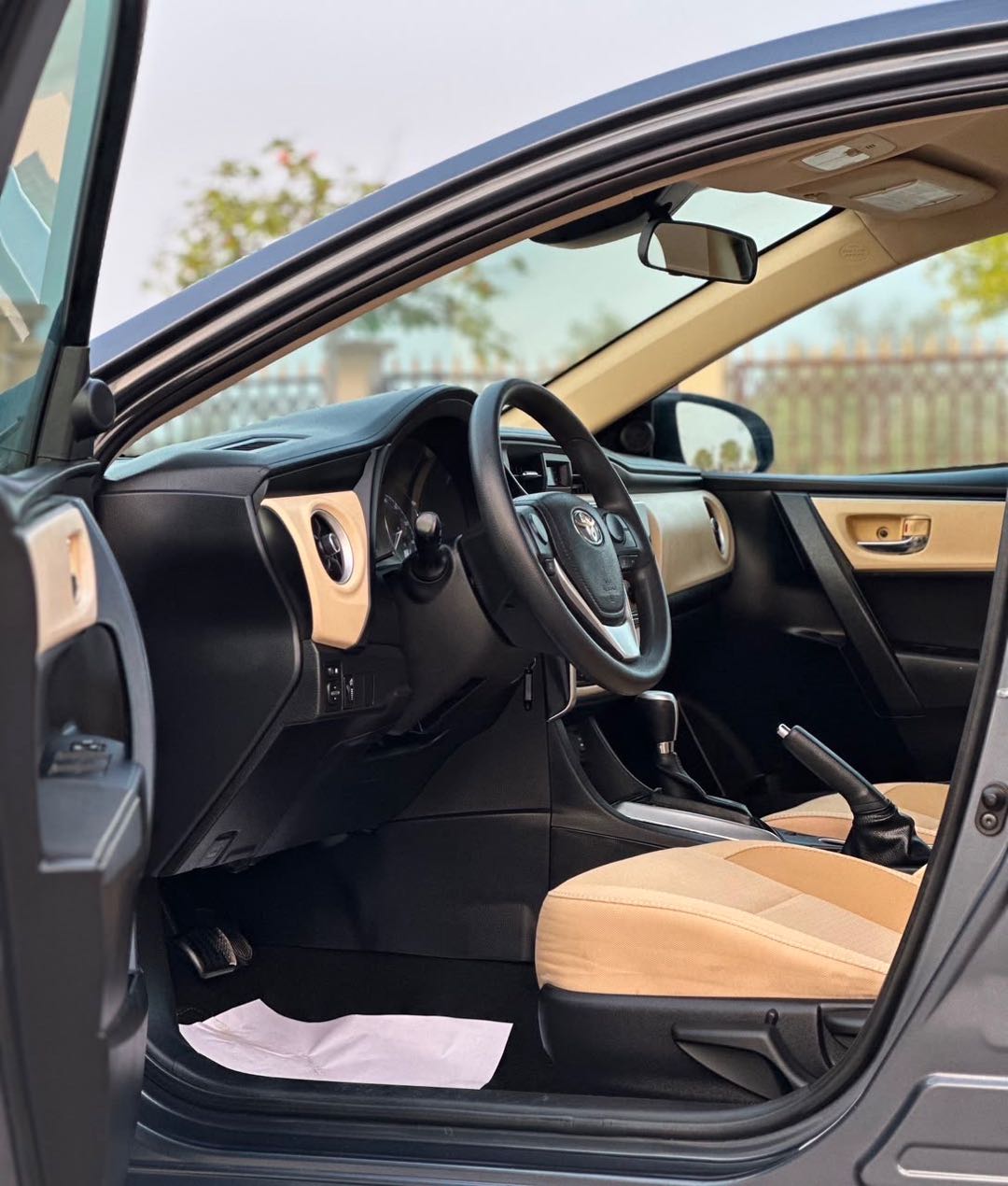 Car Image 2018 TOYOTA COROLLA LE