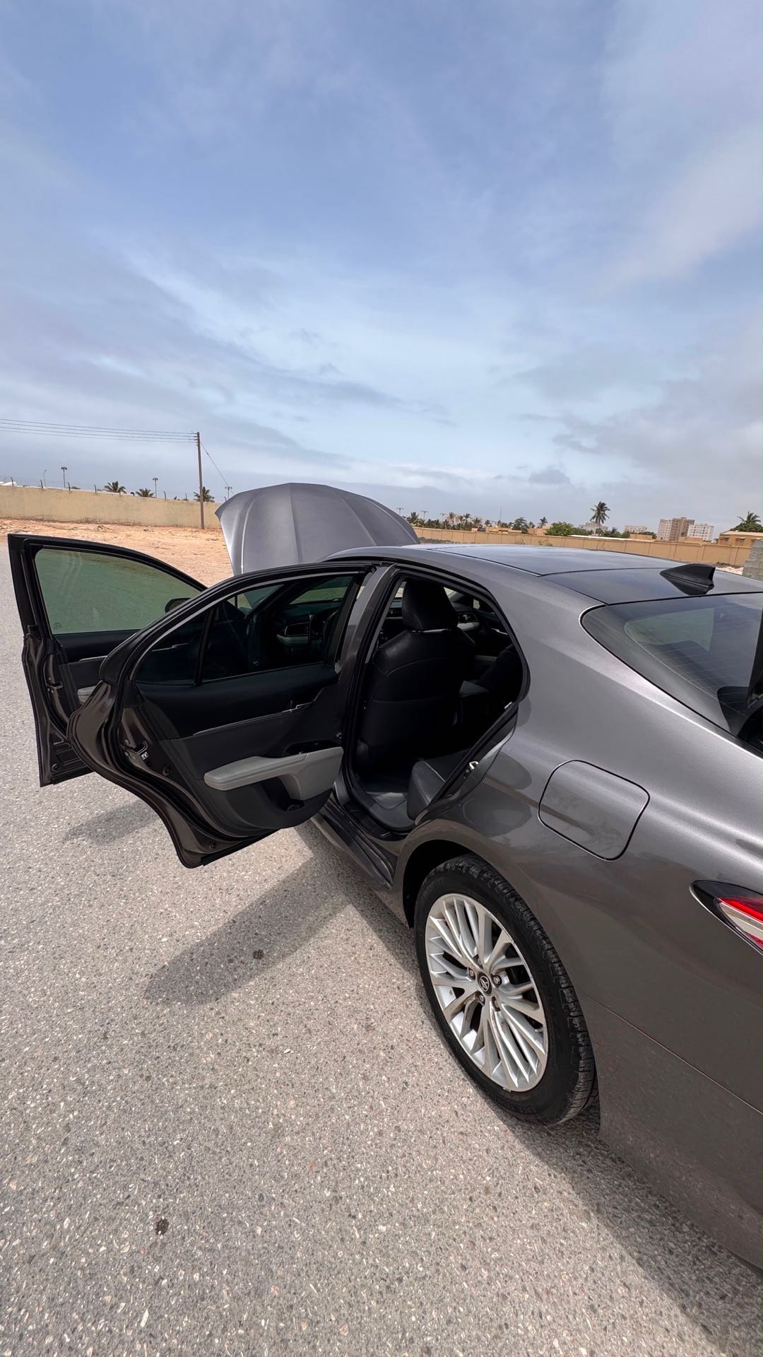 Car Image 2019 TOYOTA CAMRY XLE