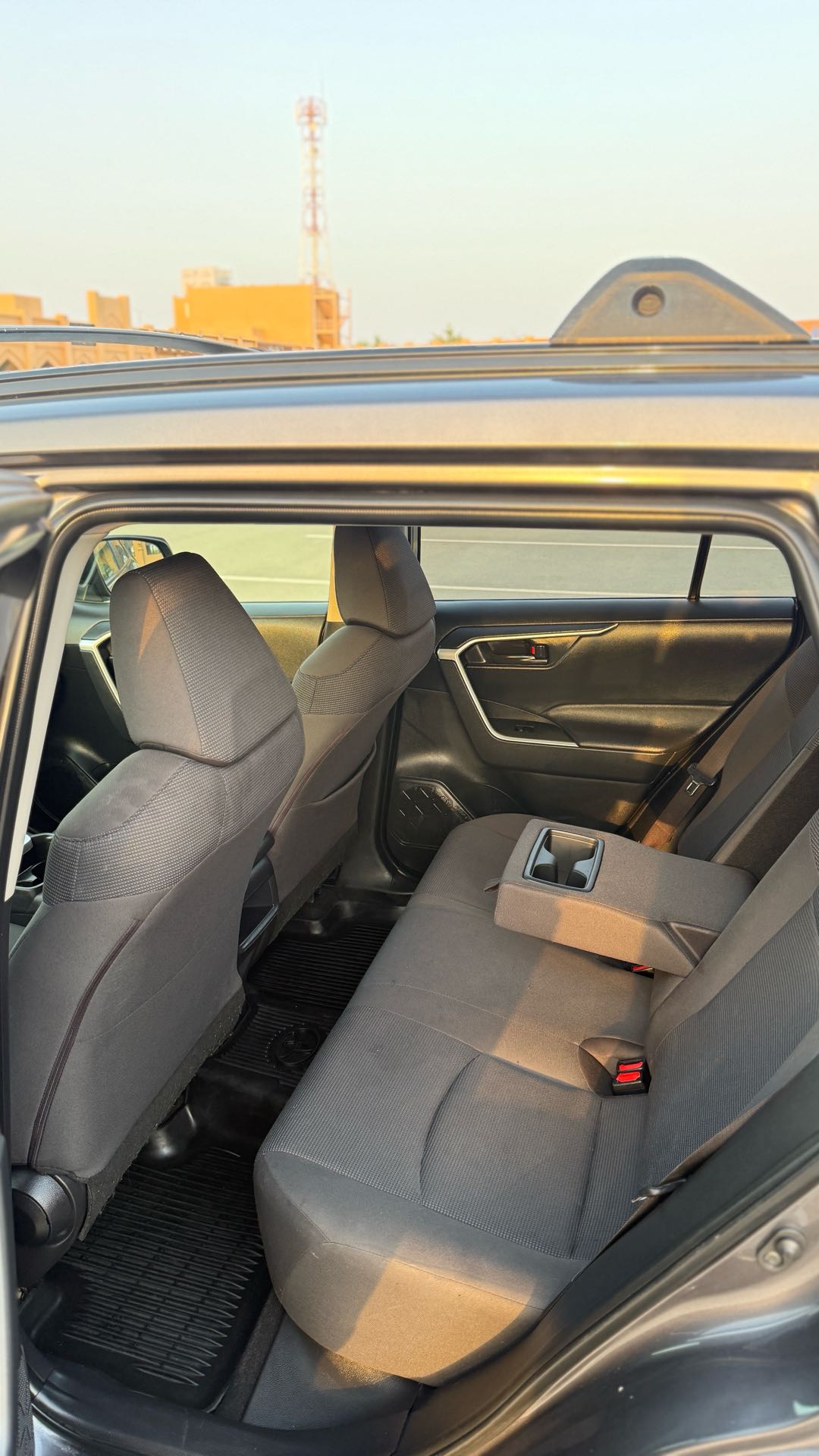 Car Image 2019 TOYOTA RAV4 LE