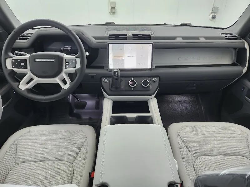 LAND ROVER DEFENDER 2025