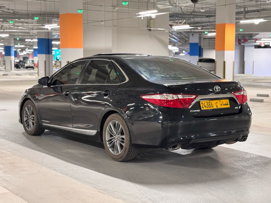 Car Image 2015 TOYOTA CAMRY SE