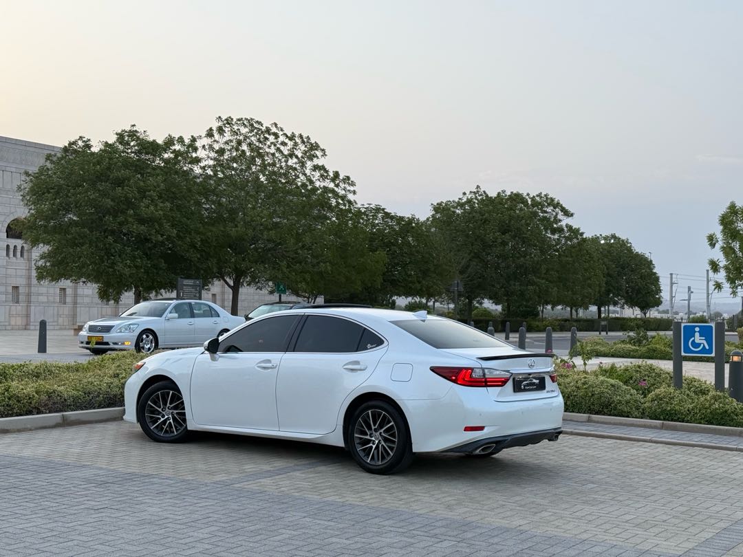 Car Image 2016 LEXUS ES 350