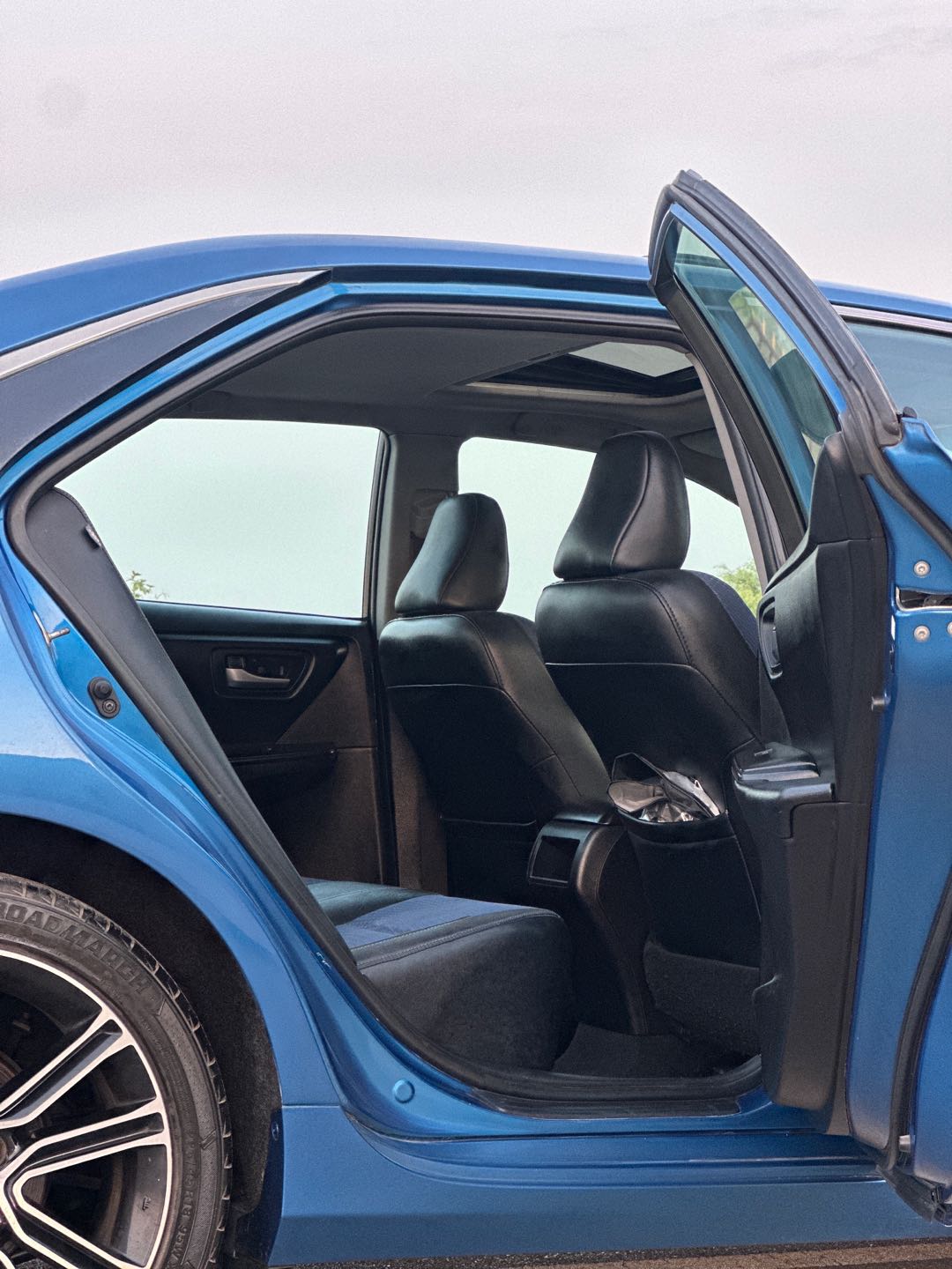 Car Image 2016 TOYOTA CAMRY SE