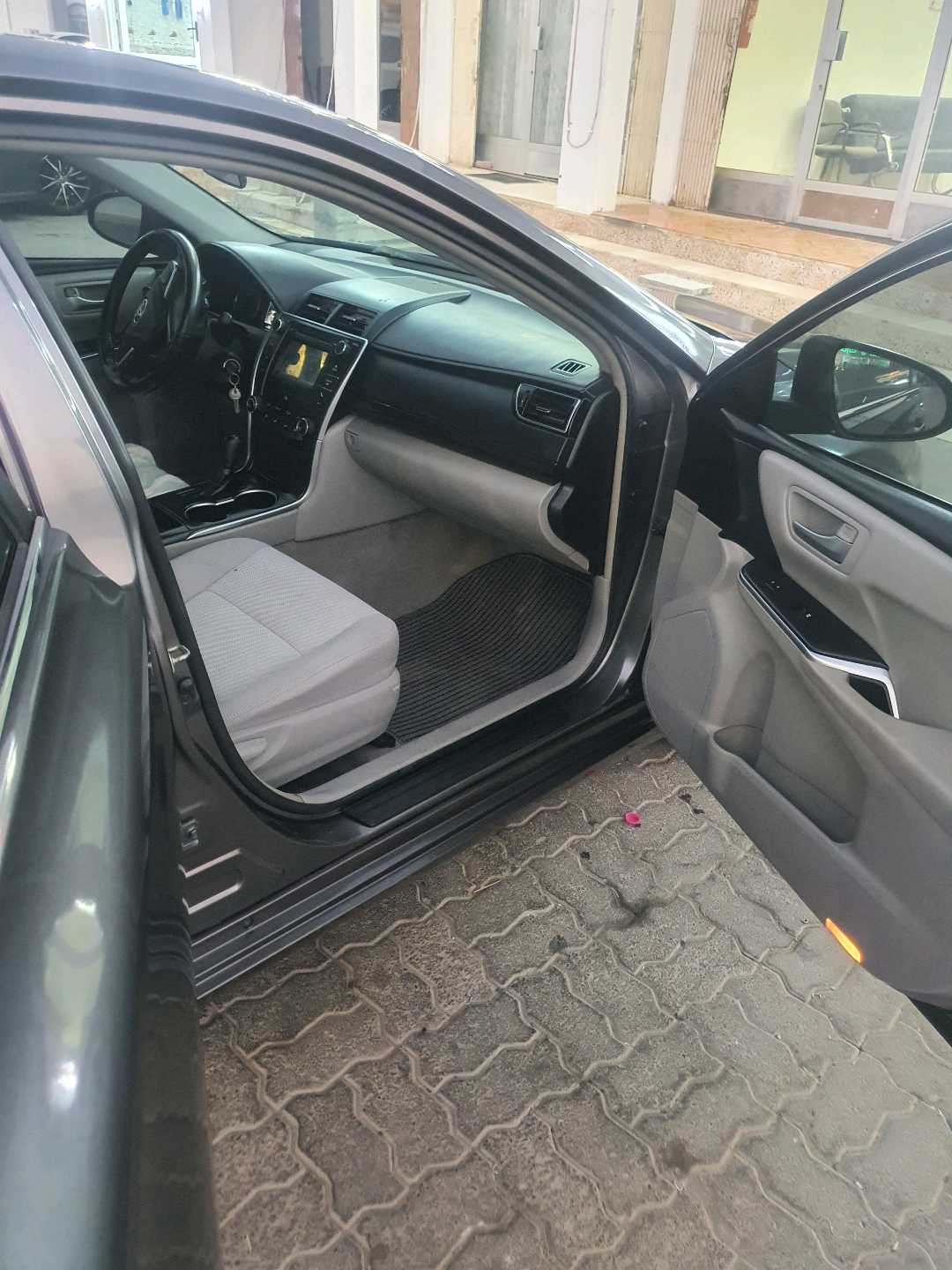 Car Image 2017 TOYOTA CAMRY LE