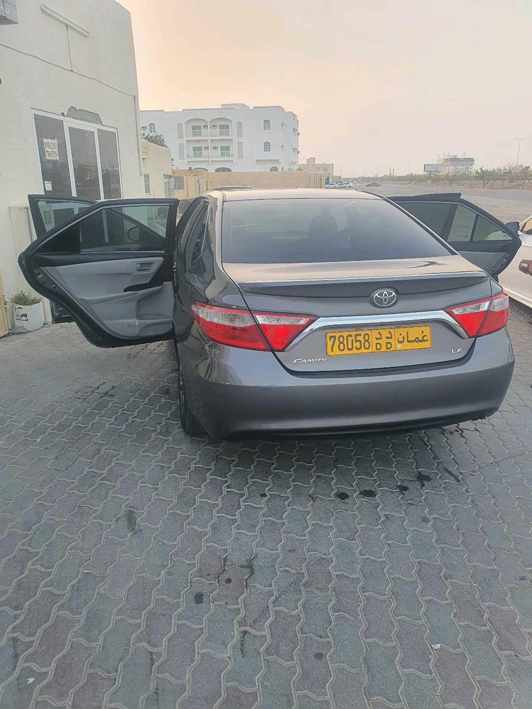 Car Image 2017 TOYOTA CAMRY LE