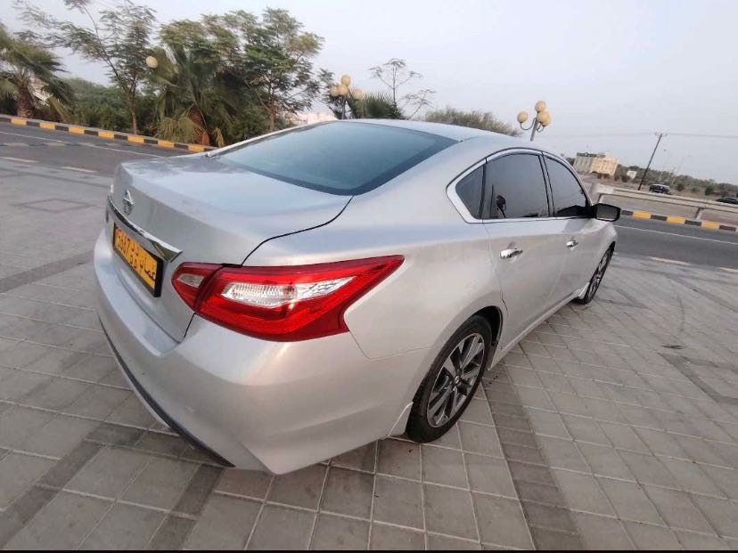 Car Image 2017 NISSAN ALTIMA SR