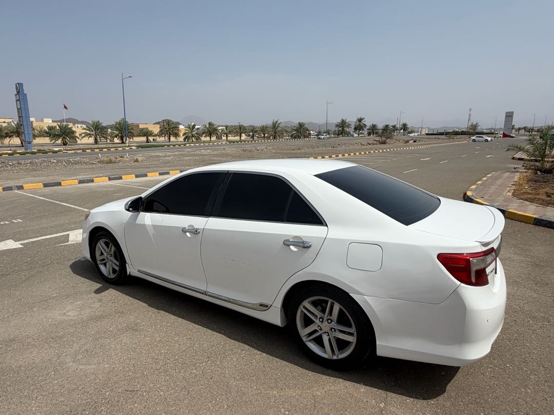 Car Image 2014 TOYOTA CAMRY LE