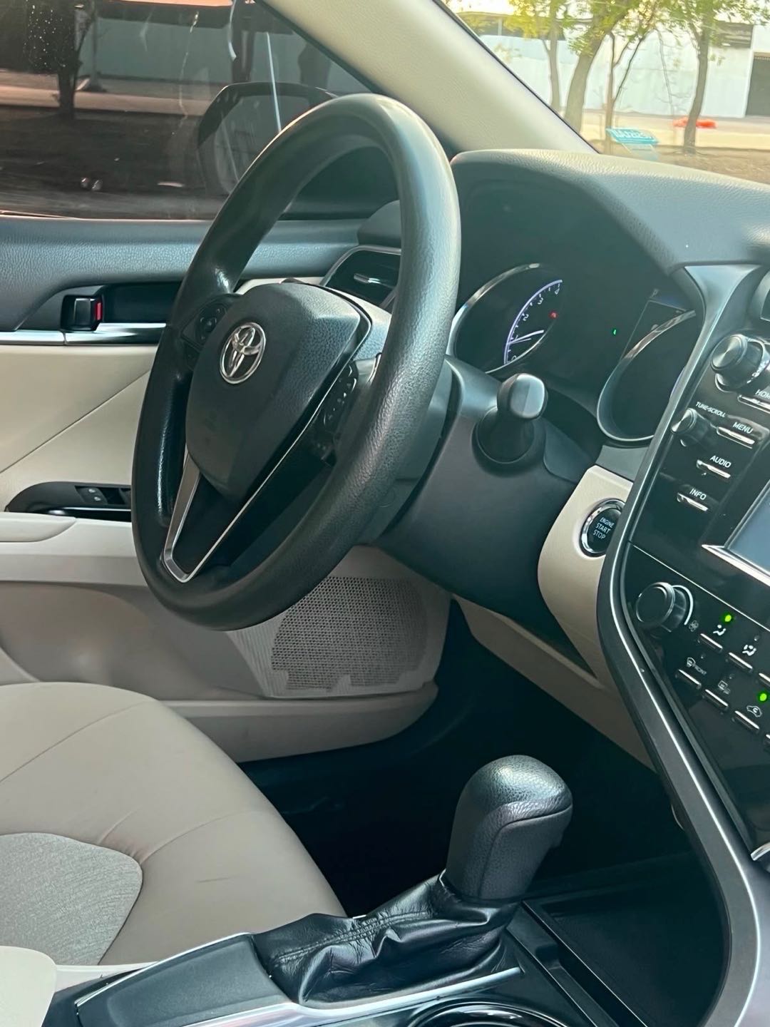 Car Image 2018 TOYOTA CAMRY LE