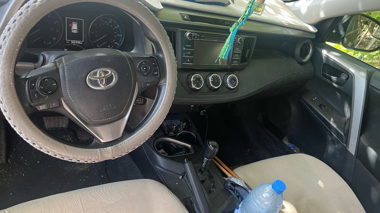 Car Image 2017 TOYOTA RAV4 LE