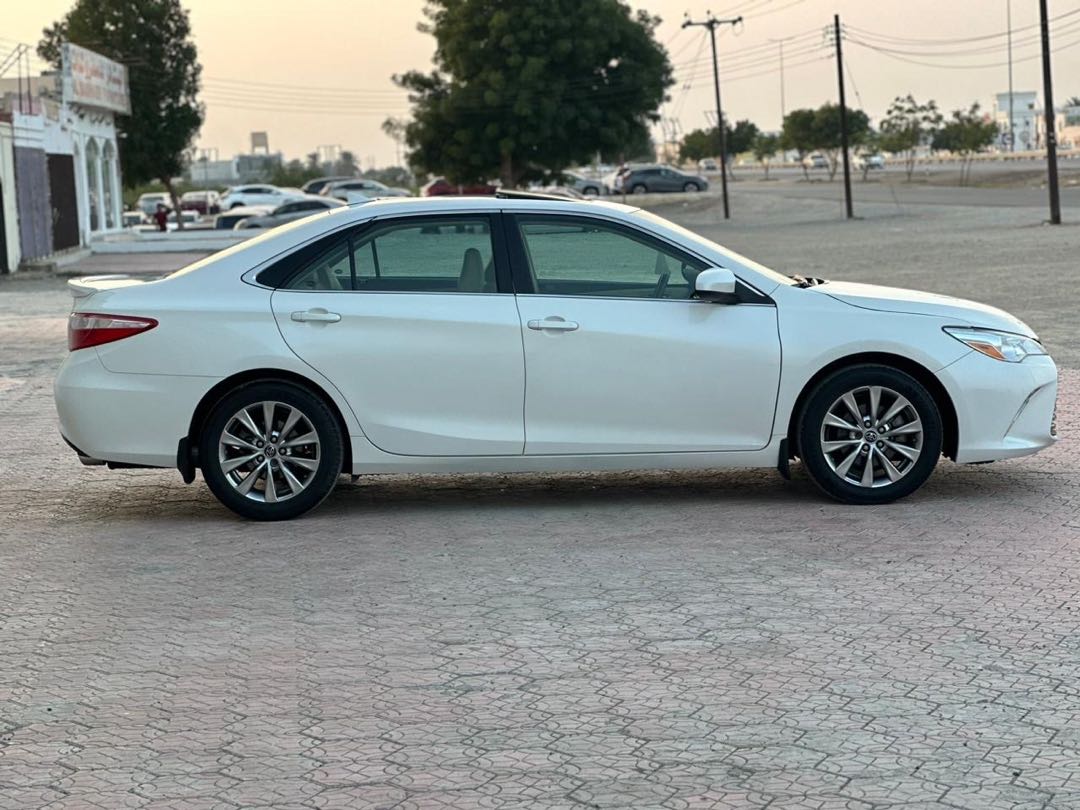 Car Image 2015 TOYOTA CAMRY XLE