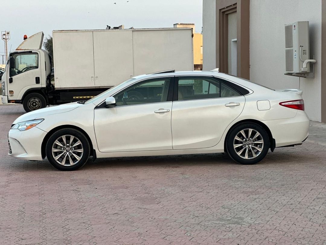 Car Image 2015 TOYOTA CAMRY XLE