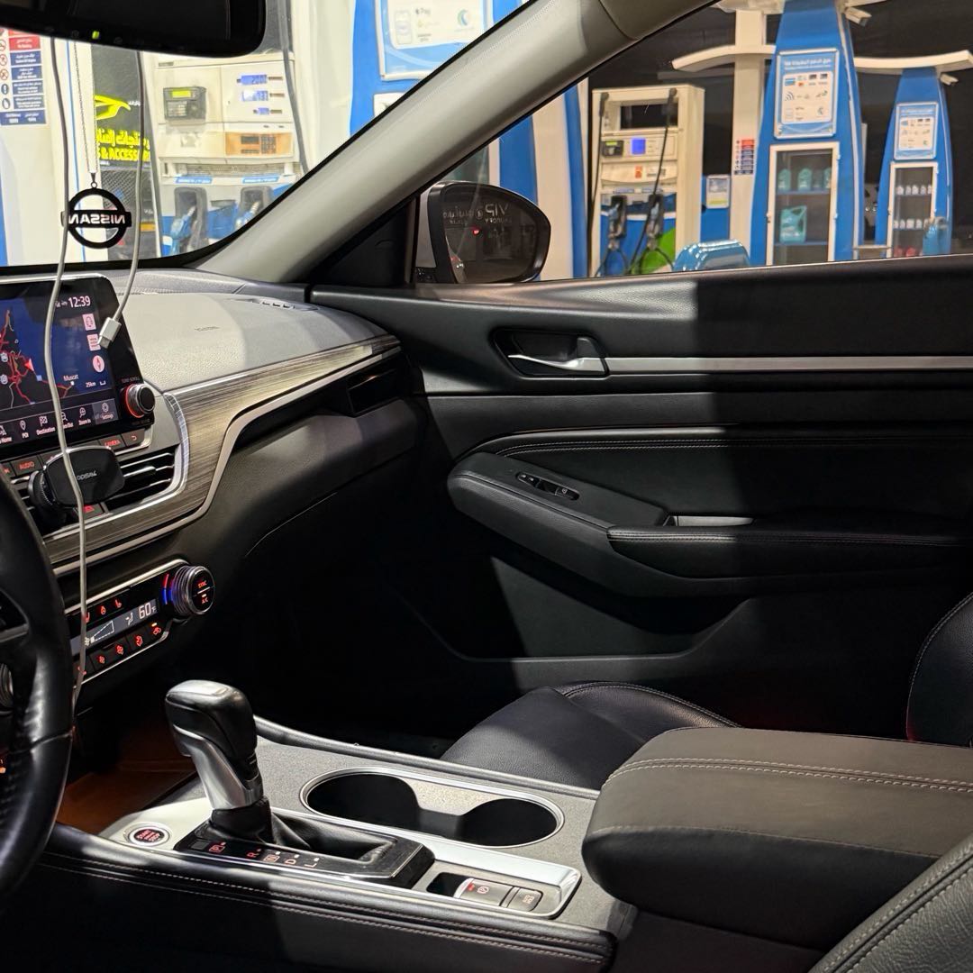 Car Image 2019 NISSAN ALTIMA Platinum 