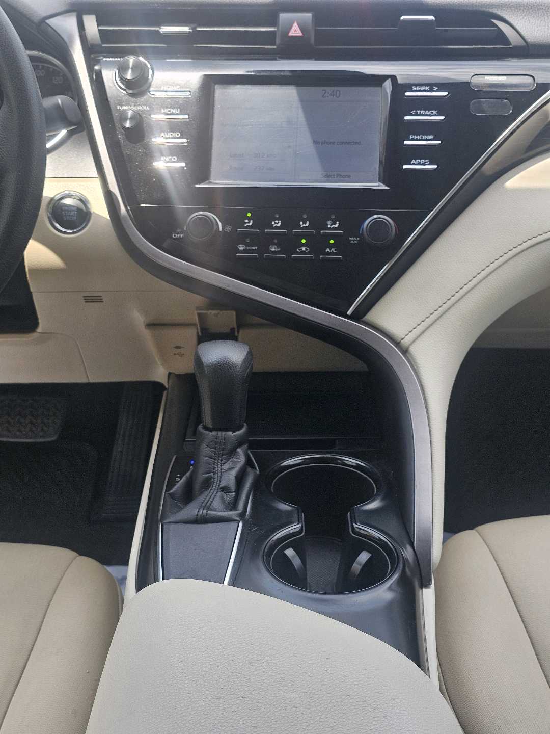 Car Image 2018 TOYOTA CAMRY LE