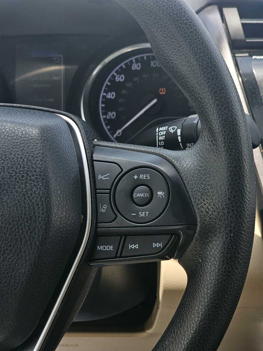 Car Image 2018 TOYOTA CAMRY LE