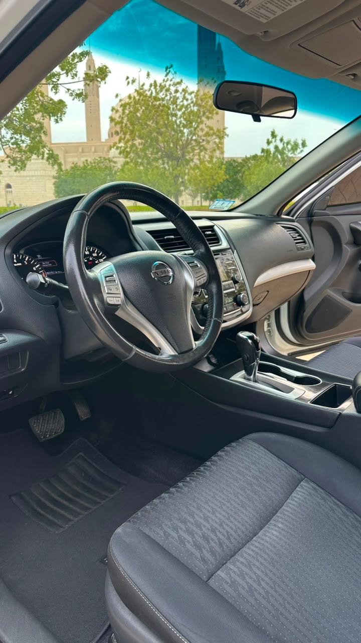 Car Image 2018 NISSAN ALTIMA SR
