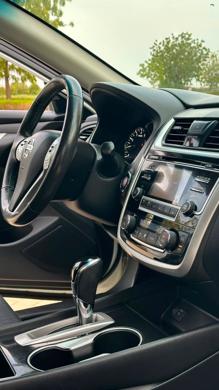 Car Image 2018 NISSAN ALTIMA SR