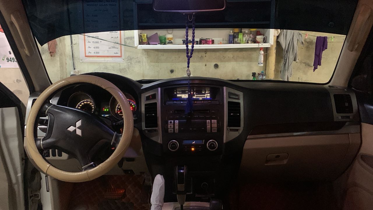 Car Image 2010 MITSUBISHI PAJERO 