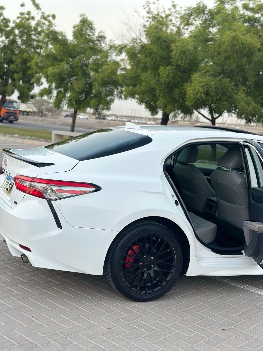 Car Image 2019 TOYOTA CAMRY SE