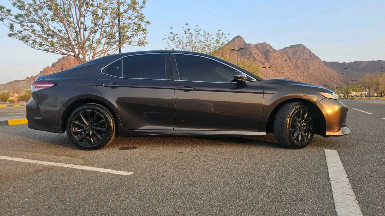 Car Image 2018 TOYOTA CAMRY LE