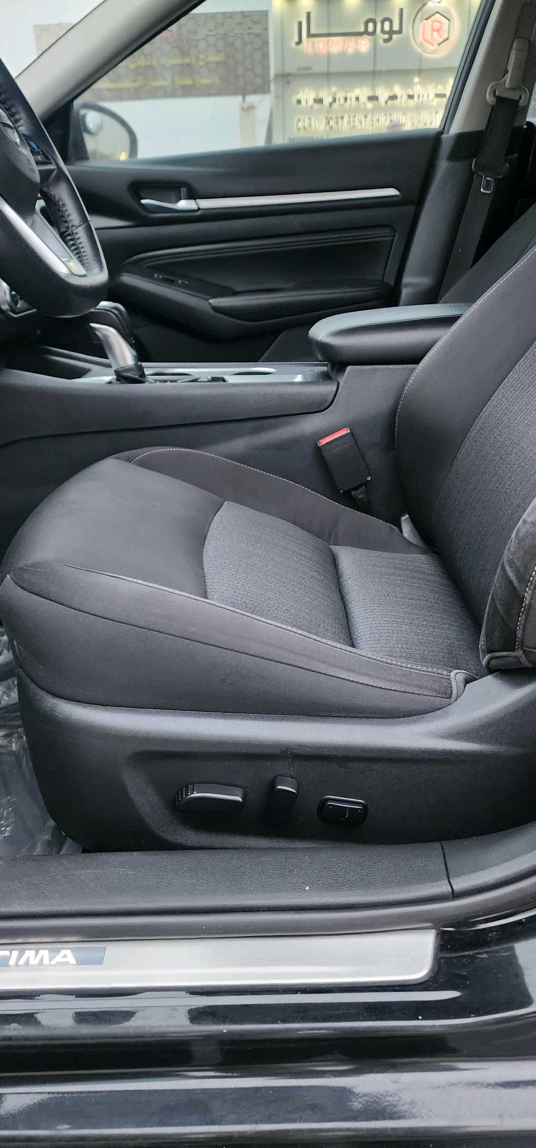 Car Image 2019 NISSAN ALTIMA SV