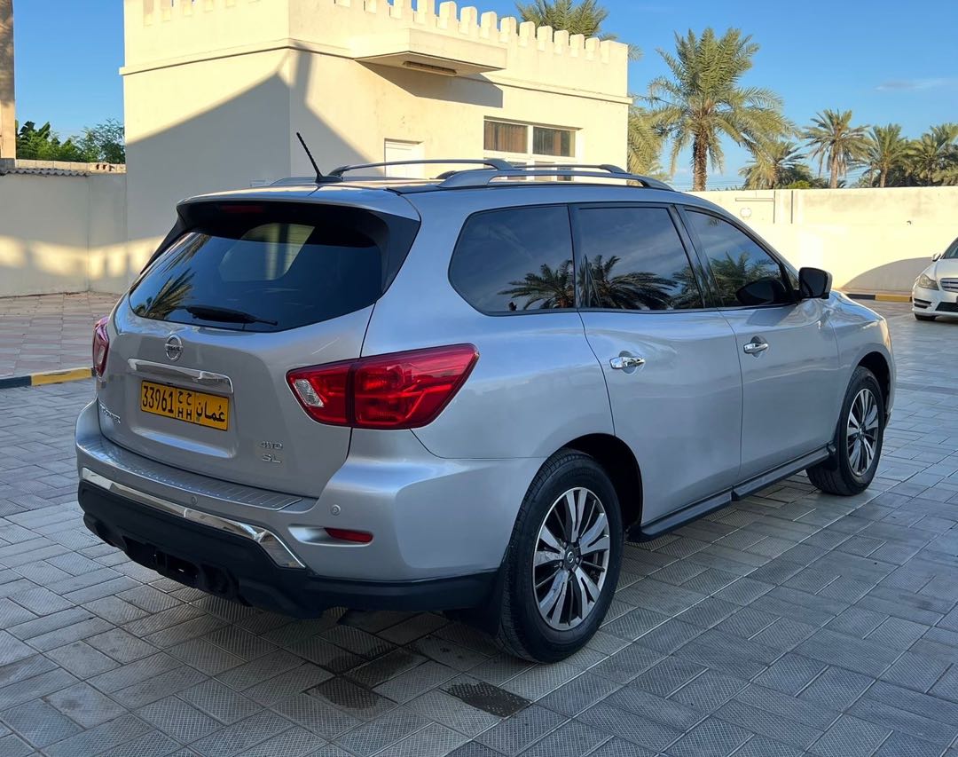 Car Image 2017 NISSAN PATHFINDER SL