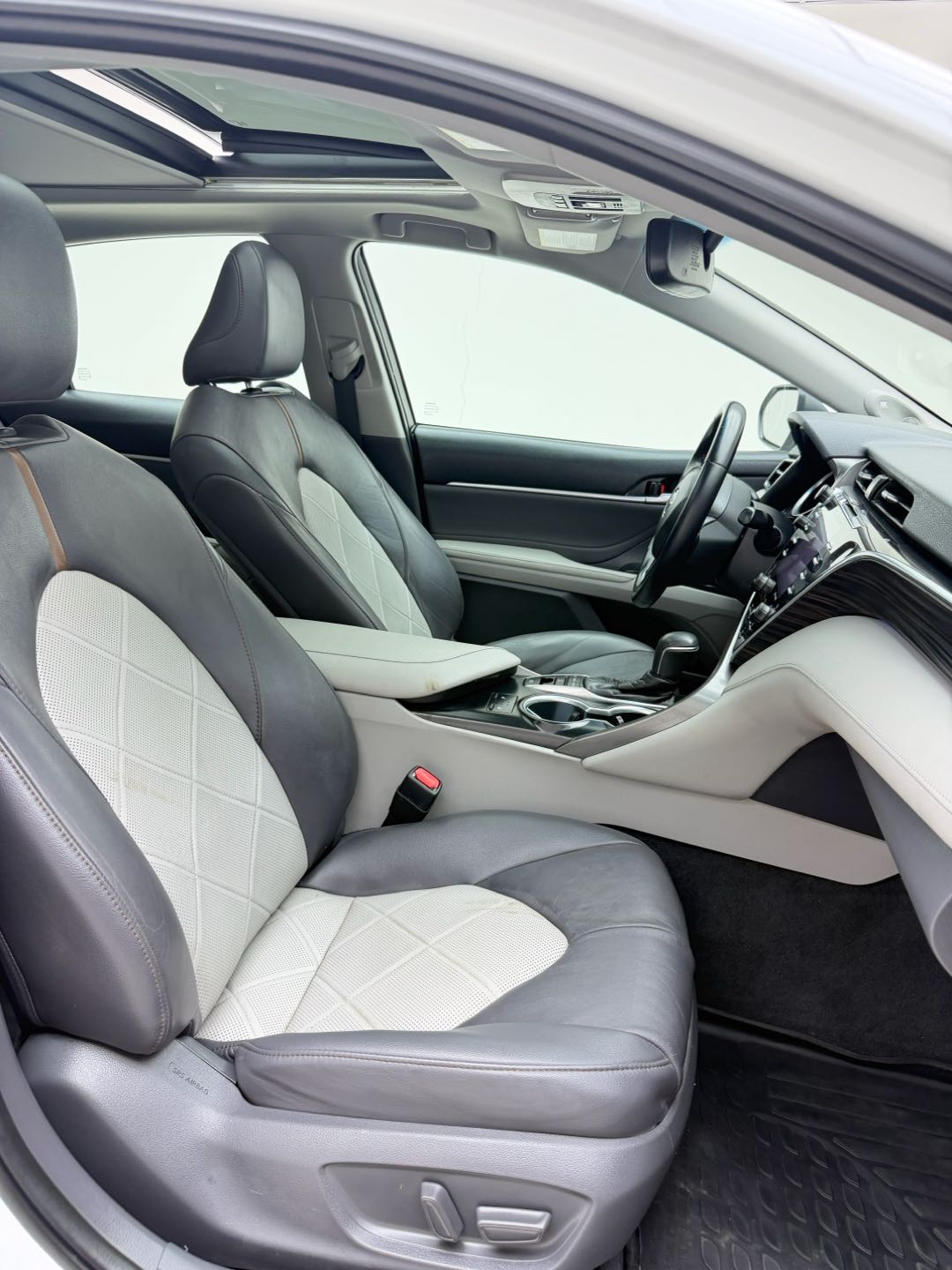 Car Image 2018 TOYOTA CAMRY XLE