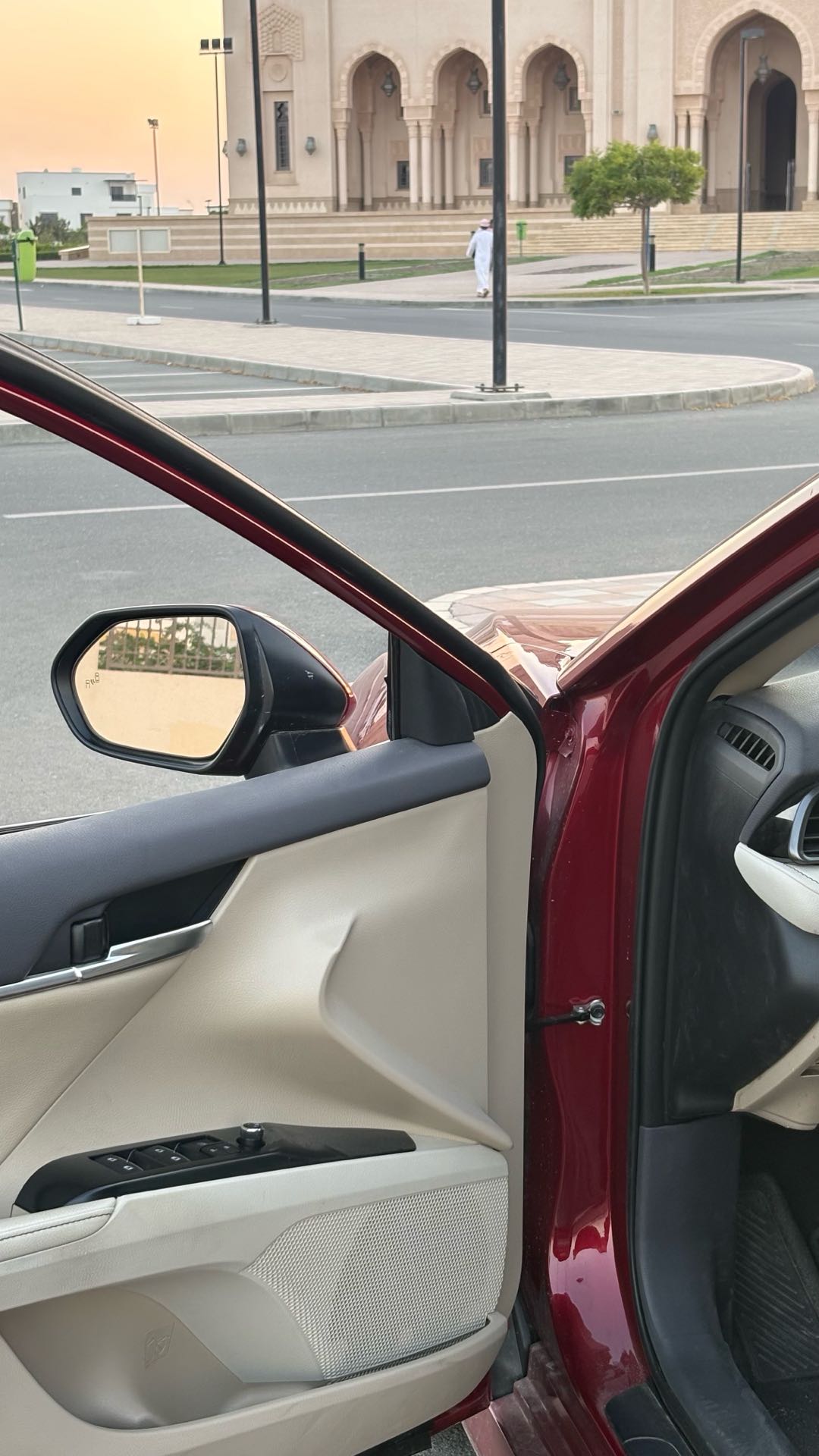 Car Image 2020 TOYOTA CAMRY XLE