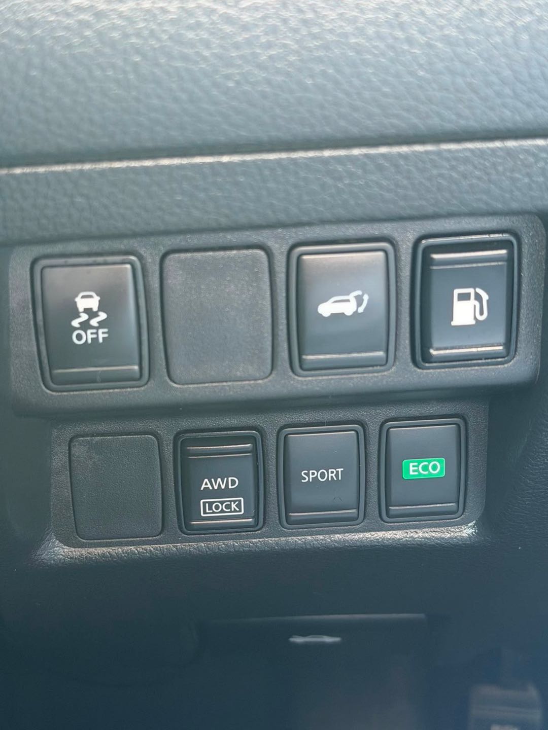 Car Image 2018 NISSAN ROGUE SV