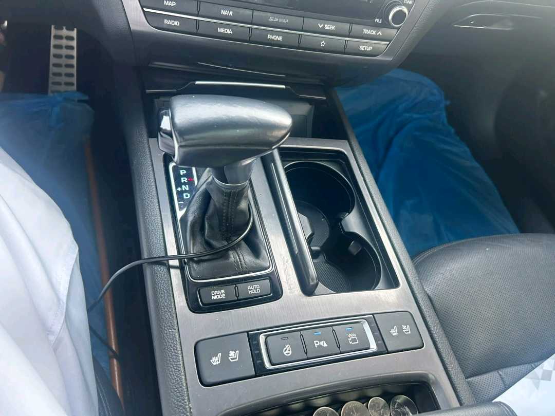 Car Image 2019 HYUNDAI GENESIS 