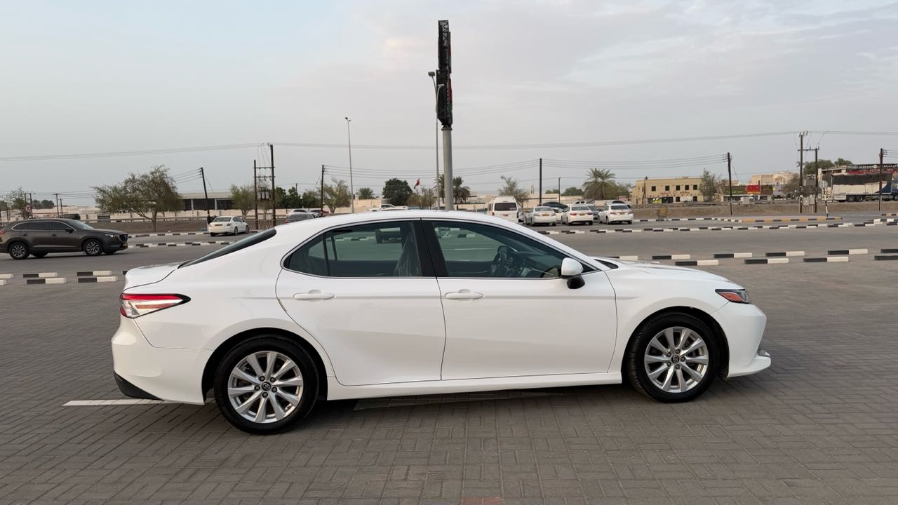 Car Image 2018 TOYOTA CAMRY LE