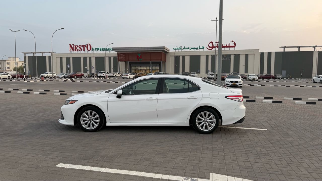 Car Image 2018 TOYOTA CAMRY LE