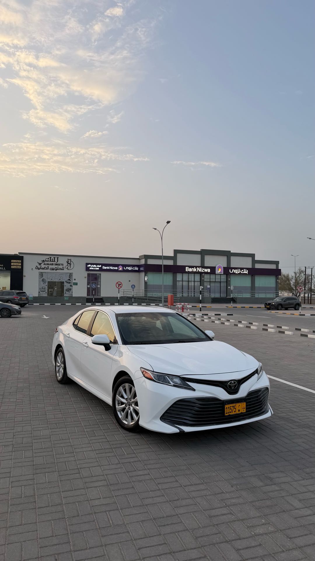 Car Image 2018 TOYOTA CAMRY LE