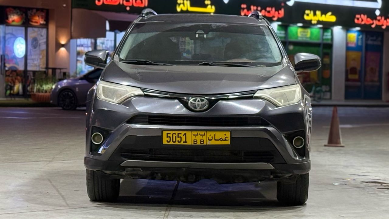Car Image 2018 TOYOTA RAV4 LE