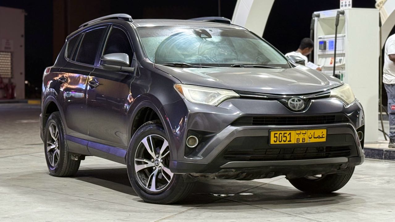 Car Image 2018 TOYOTA RAV4 LE