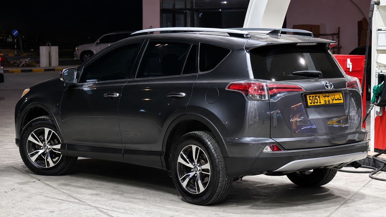 Car Image 2018 TOYOTA RAV4 LE