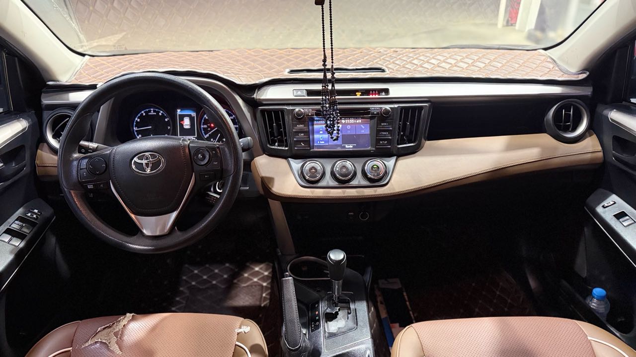 Car Image 2018 TOYOTA RAV4 LE