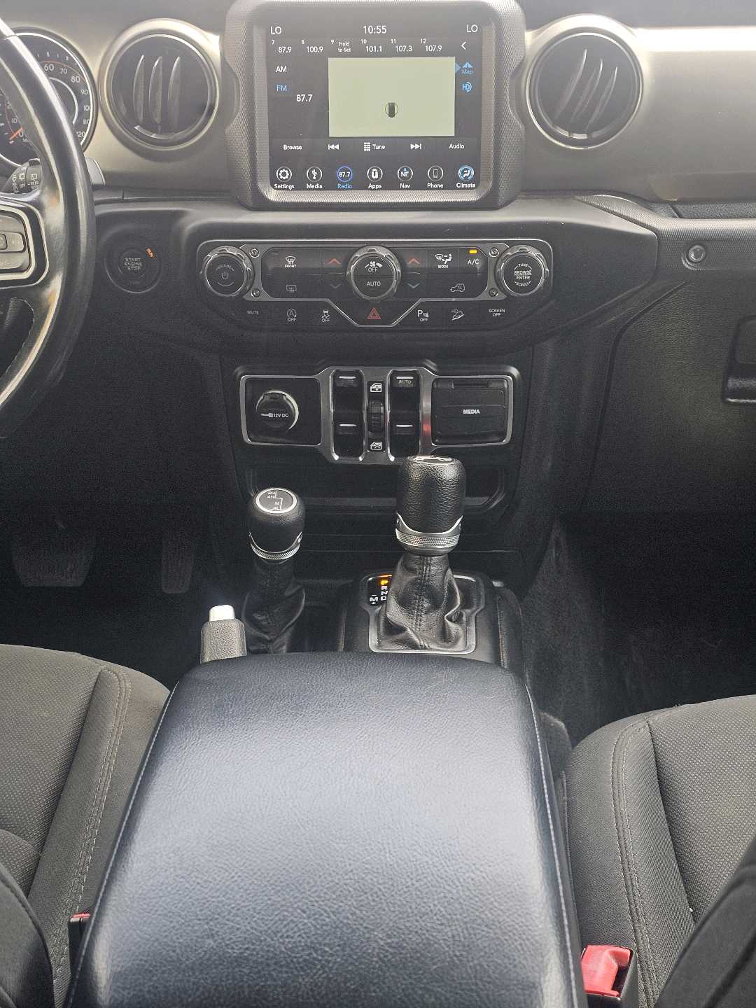 Car Image 2019 JEEP WRANGLER Sport