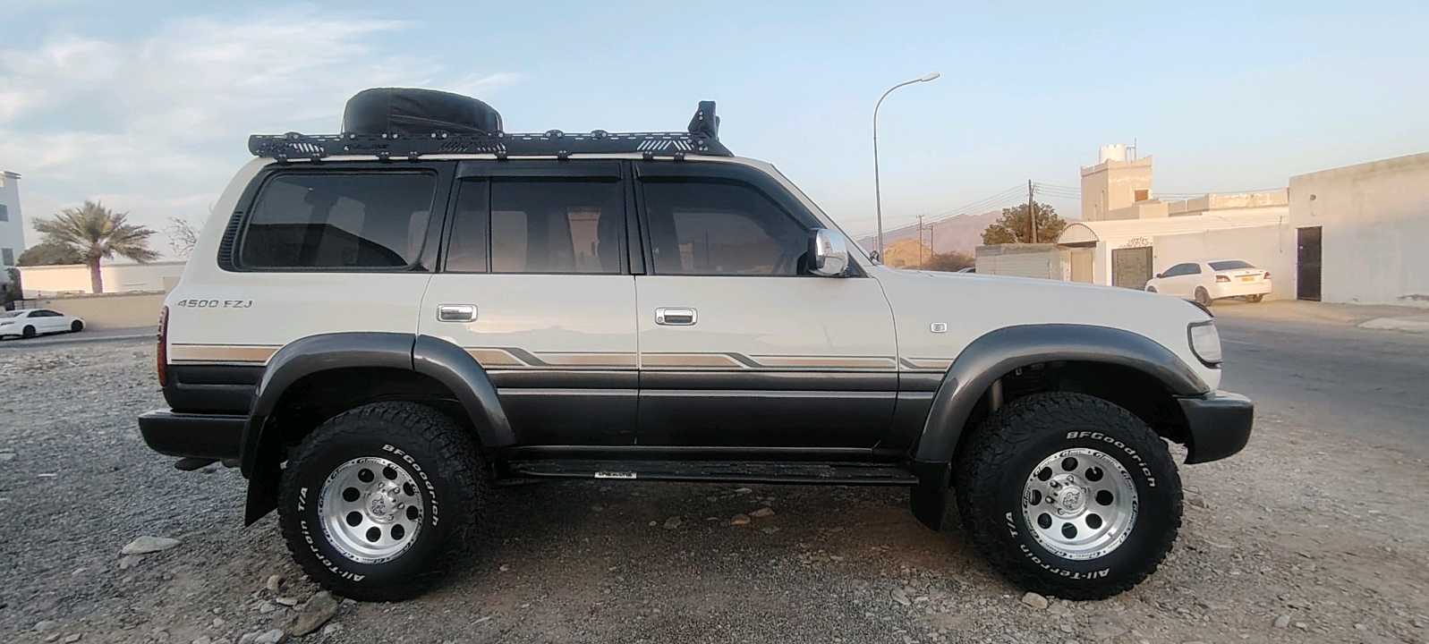 Car Image 1994 TOYOTA LAND CRUISER GX