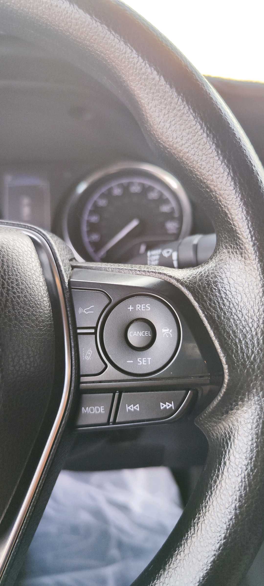 Car Image 2018 TOYOTA CAMRY LE