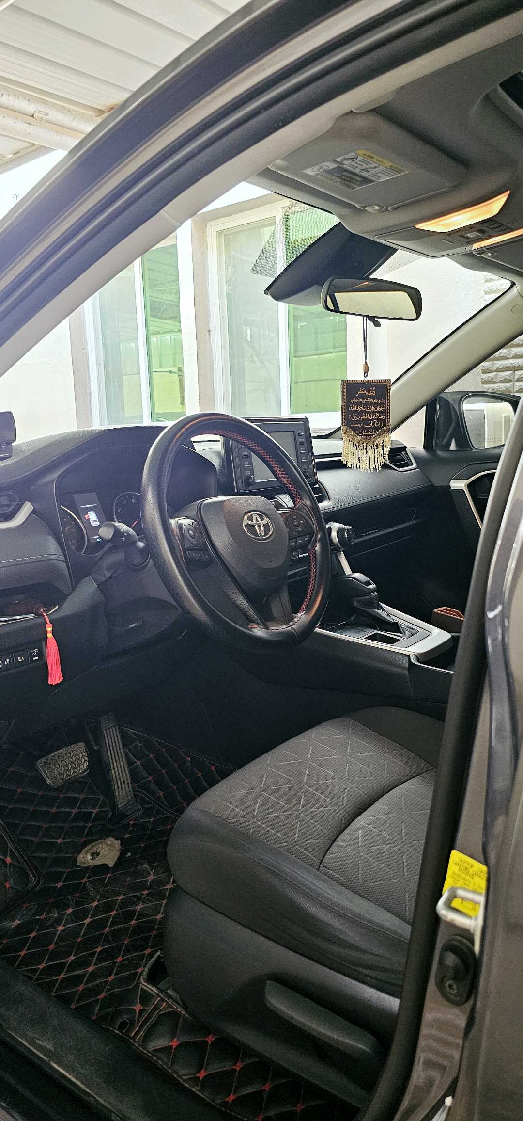 Car Image 2019 TOYOTA RAV4 XLE