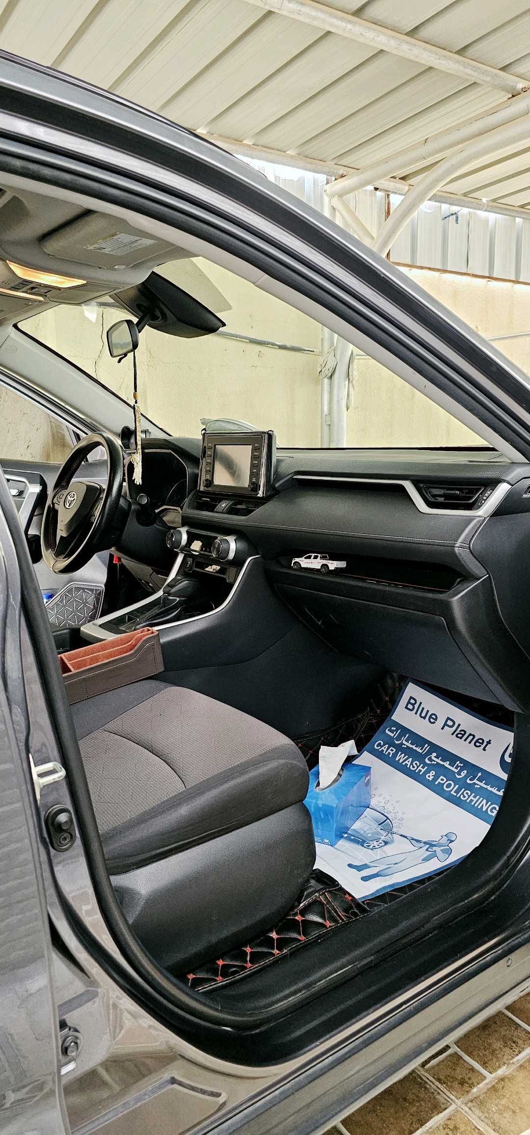 Car Image 2019 TOYOTA RAV4 XLE